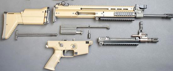 FN SCAR-L / Mk.16 неполная разборка рядом находится быстросъемный укороченный ствол