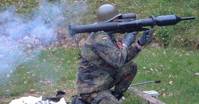 Германский солдат производит выстрел из Panzerfaust 3