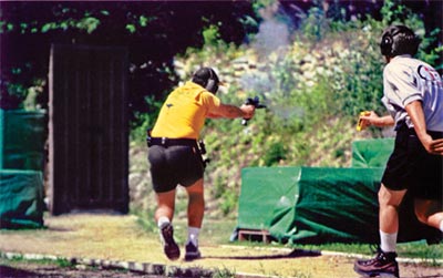 Спортсмен вынужден перемещаться боком, поражая мишени, расположенные справа по ходу движения. Чемпионат мира, Эквадор, 2005 г.
