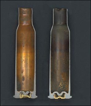 Разрезы 7,62-мм гильз. Гильза патрона к пулемёту ШКАС (слева), в отличие от обычной (справа) имеет более толстые стенки и донную перегородку