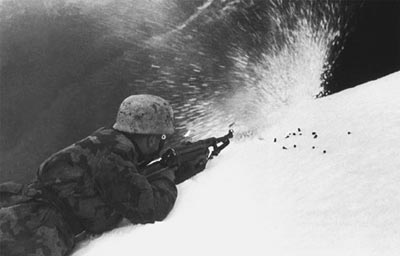 Германский солдат ведет стрельбу из пистолета-пулемета МР.40. Восточный фронт. 1944 год